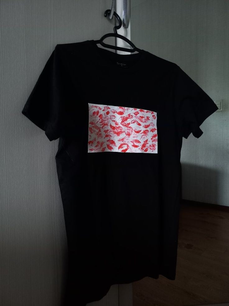 Lips Sticks Kisses Printed Cotton Round Neck Half Sleeve Unisex T-shirt