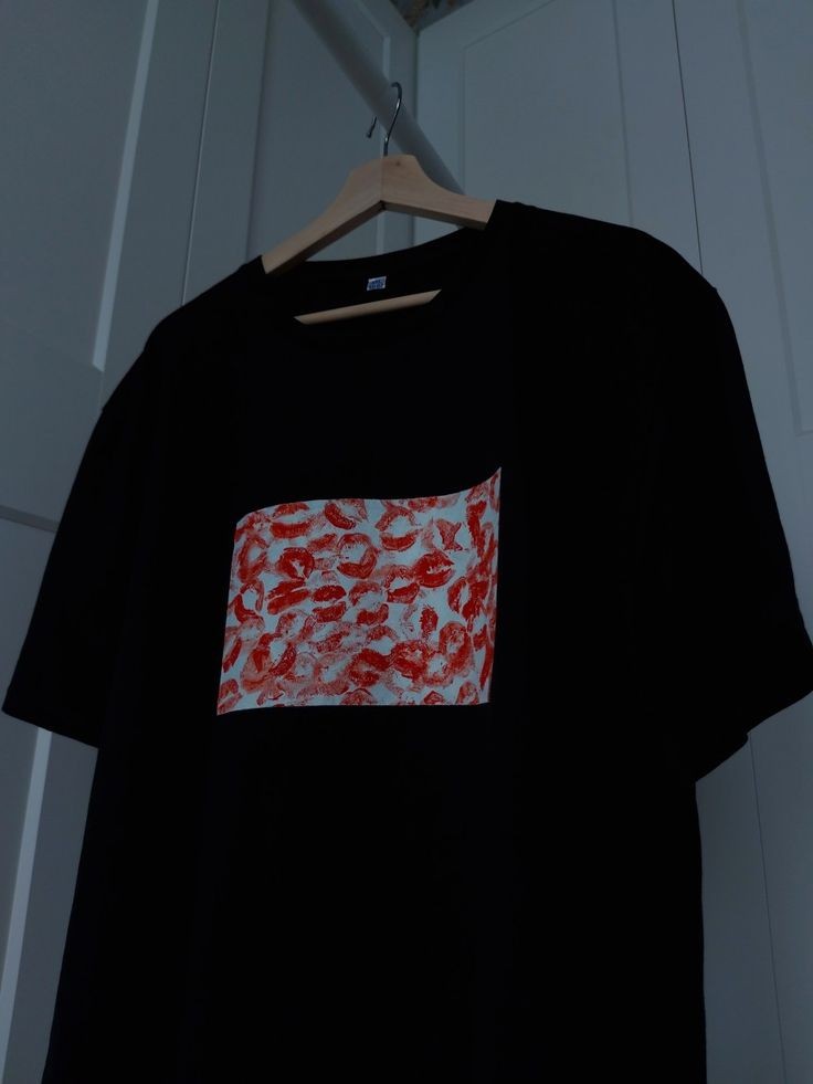 Lips Sticks Kisses Printed Cotton Round Neck Half Sleeve Unisex T-shirt